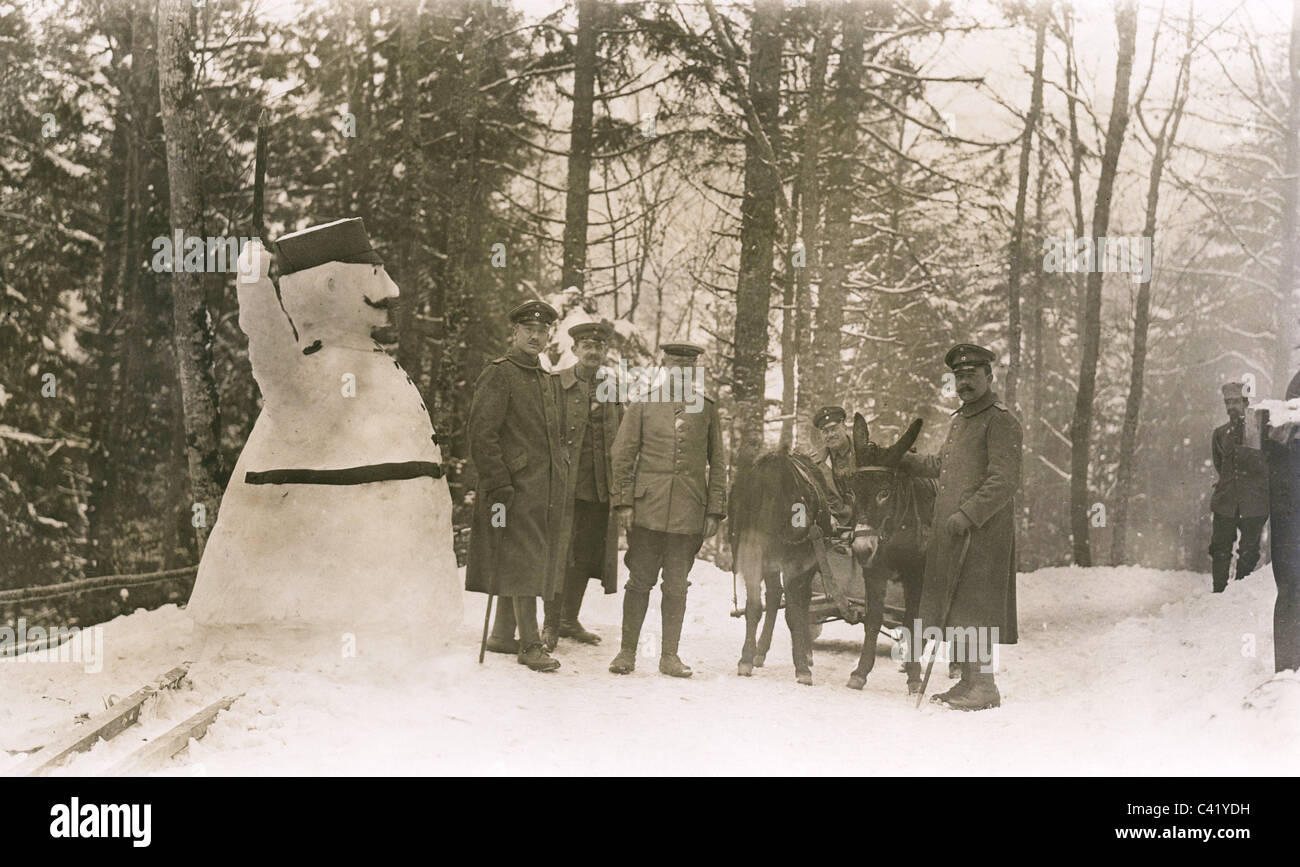 Ereignisse, erster Weltkrieg / 1. Weltkrieg, Westfront, 1915 - 1918, Deutsche Soldaten mit Schneemann, wahrscheinlich in den Vogesen bei Colmar, Anfang 1915, Elsass-Lothringen, Elsass, Offiziere, Schnee, Winter, Esel, Esel, 1910er, 10er, 20. Jahrhundert, historisch, historisch, Militär, Deutsches Reich, Deutschland, Frankreich, Uniform, Uniformen, Menschen, Zusatzrechte-Clearences-nicht vorhanden Stockfoto