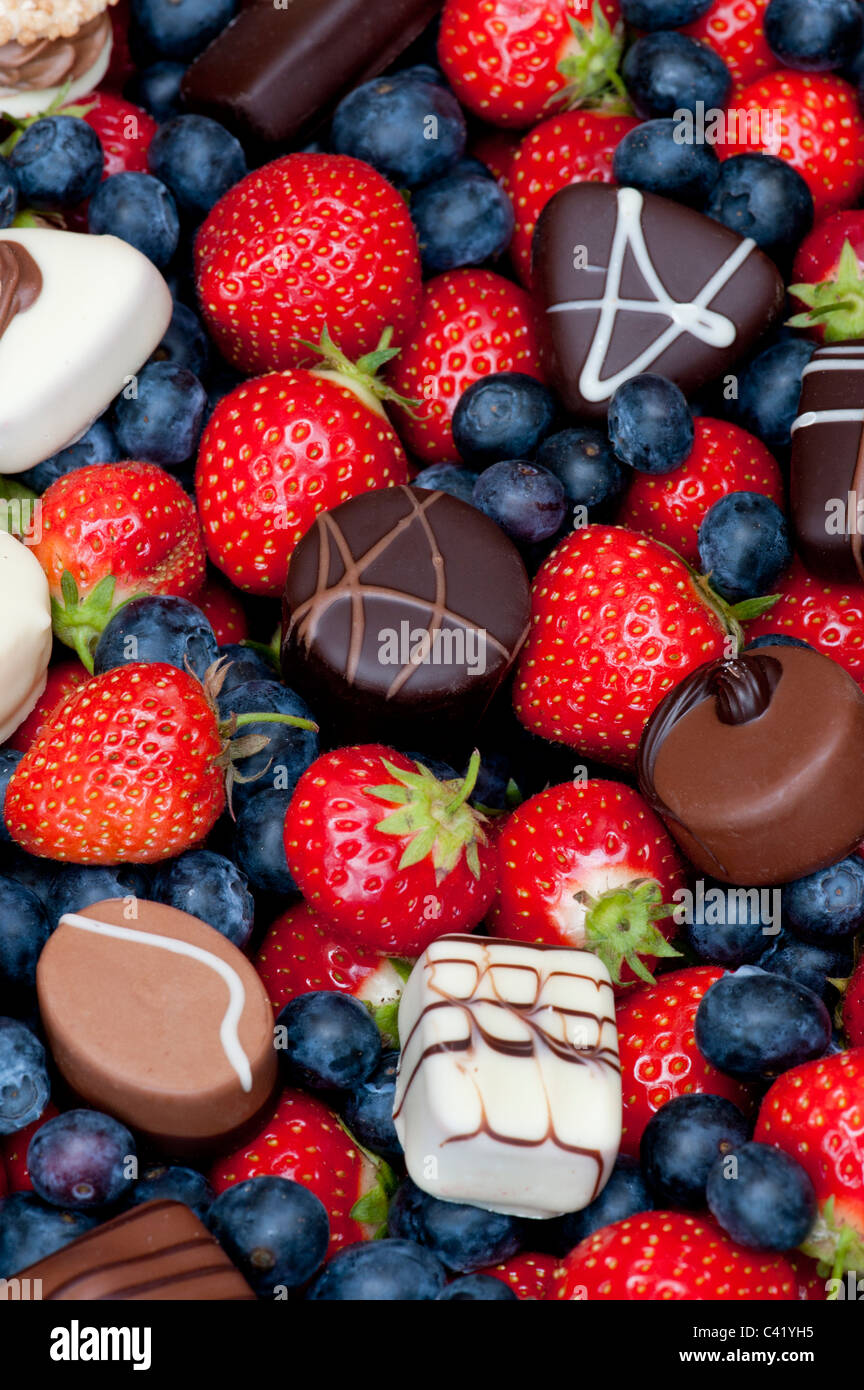 Erdbeeren, Blaubeeren und Schokolade Stockfoto