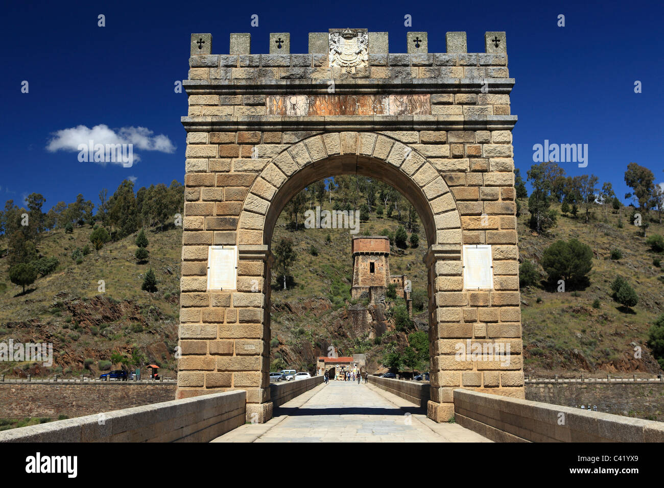 Blick durch den Bogen über die Römerbrücke (Puente Romano) auf Alcantara in der Region Extremadura in Spanien. Stockfoto