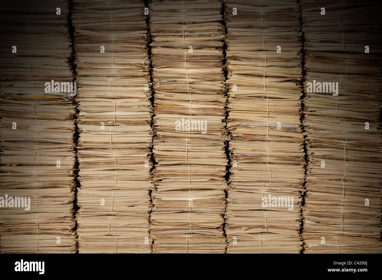 Fünf einheitlichen Stapel Zeitungen recycelt werden beleuchtet von oben Stockfoto
