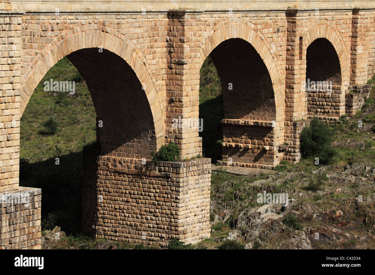Detail von der römischen Brücke (Puente Romano) bei Alcantara in der Provinz Extremadura in Spanien. Stockfoto