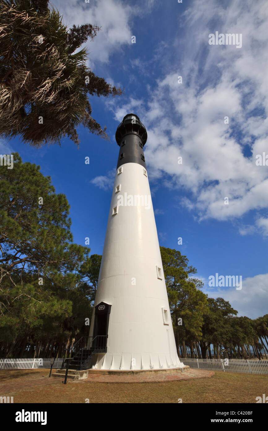 Hunting Island 132,5 Fuß hohen Leuchtturm befindet sich auf halber Strecke zwischen Savannah und Charleston. Stockfoto