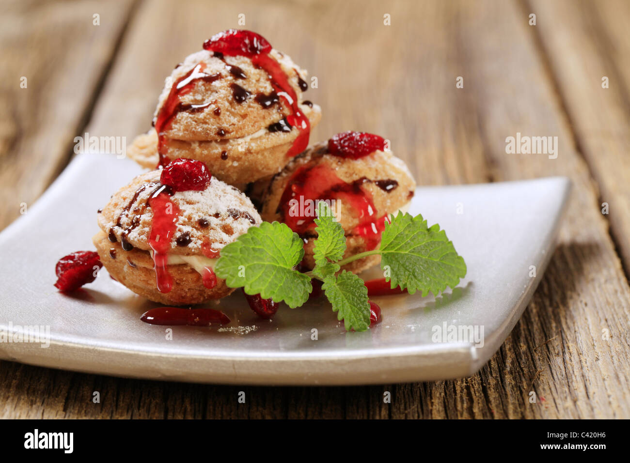 Walnuss geformte Cookies mit Buttercreme gefüllt Stockfoto