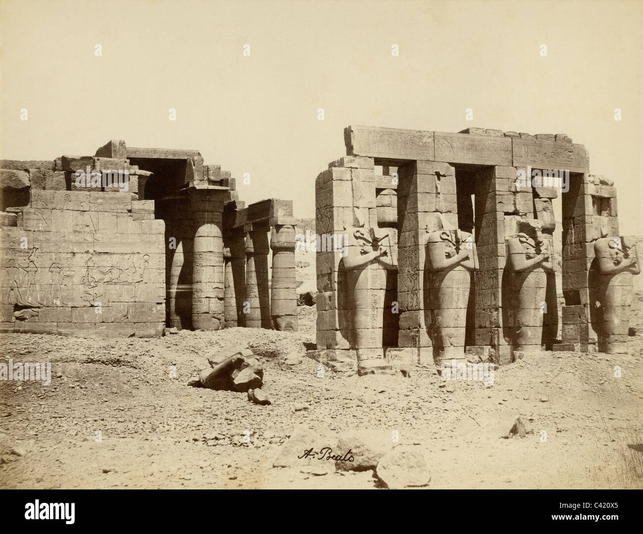 Eine der 1870er Jahre Foto von Antonio Beato von Ramesseum, Gedächtnistempel des Pharao Ramesses II (Ramses der große), Luxor. Stockfoto