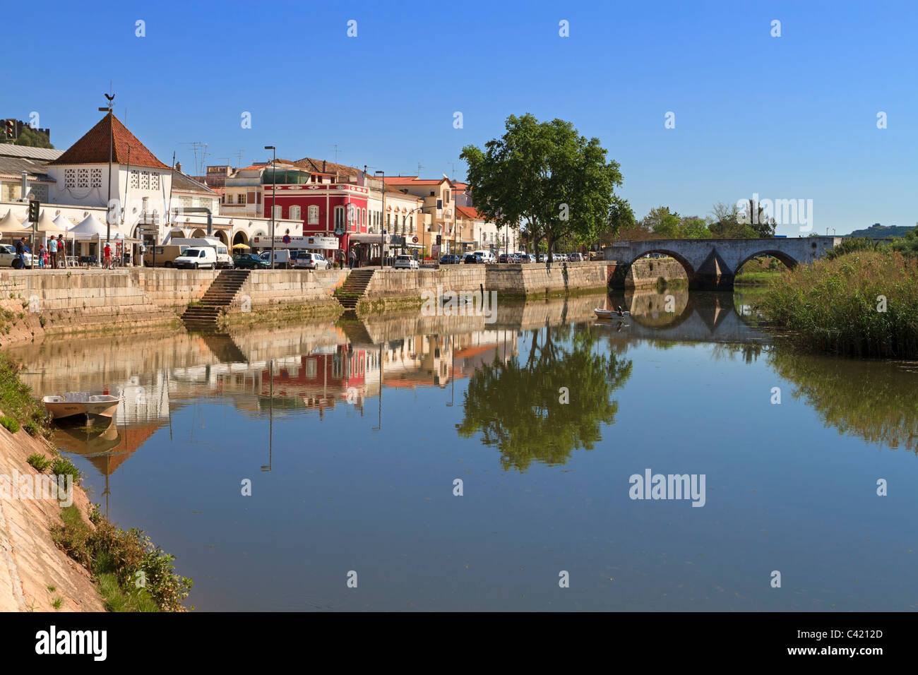 Silves Rio Arade Waterfront und die Ponte Romana. Algarve, Portugal. Stockfoto