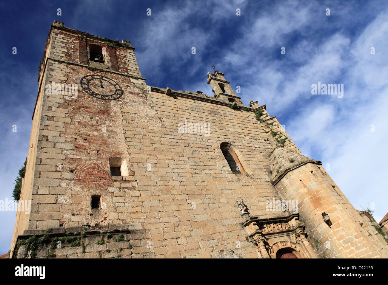 Die mittelalterliche Kirche von St Matthew (Iglesia de San Mateo) in Cáceres, Extremadura, Spanien. Stockfoto