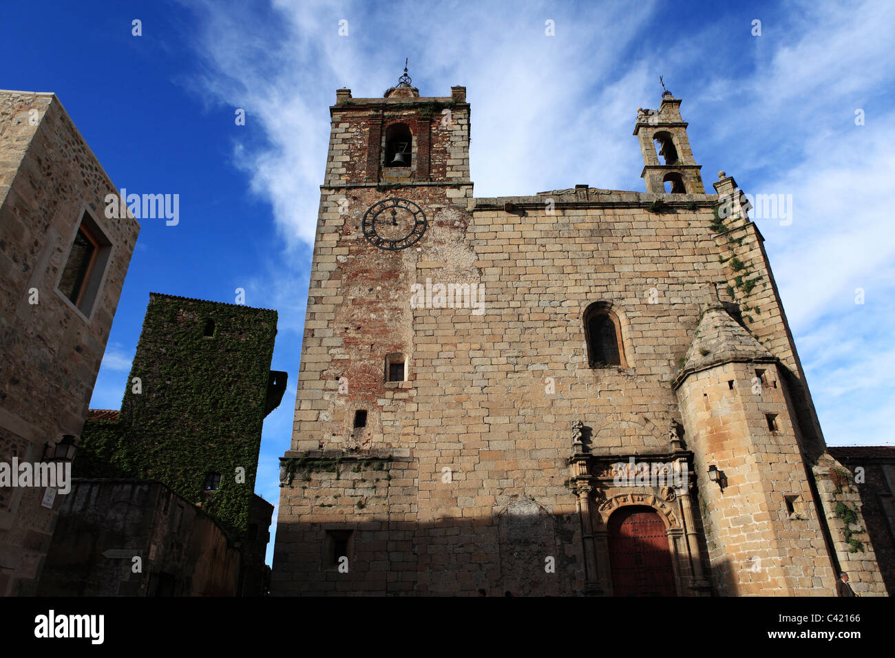 Die mittelalterliche Kirche von St Matthew (Iglesia de San Mateo) in Cáceres, Extremadura, Spanien. Stockfoto