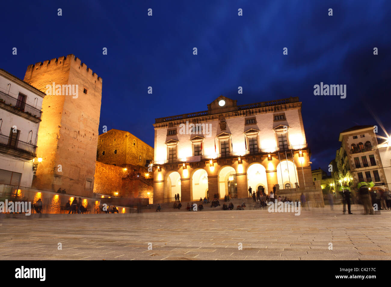 Nacht auf dem Hauptplatz (Plaza Mayor) von Caceres in der Provinz Extremadura in Spanien. Stockfoto