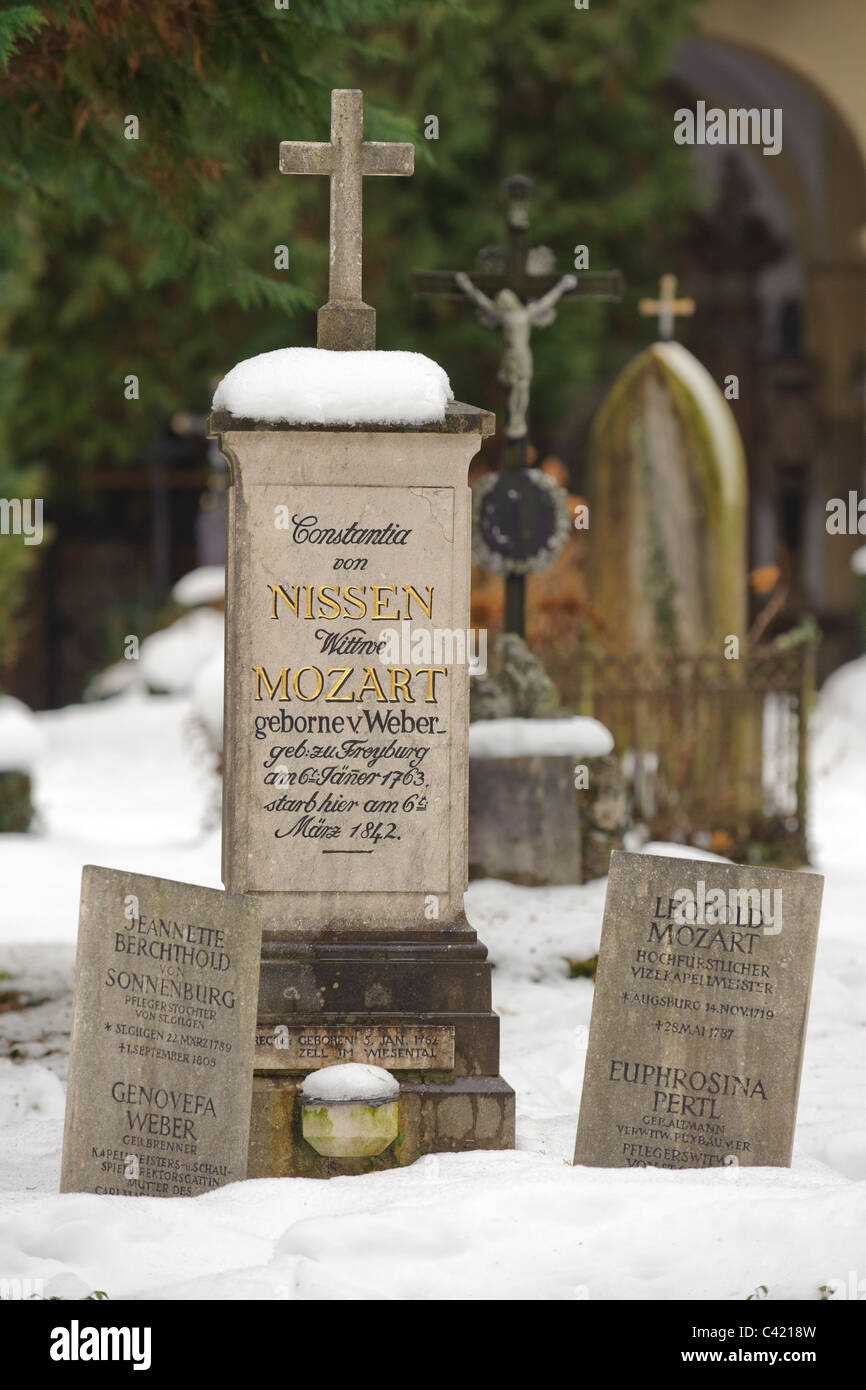 Grab von Witwe Mozart auf dem Friedhof der Kirche St. Sebastian in Stadt Salzburg, Österreich Stockfoto