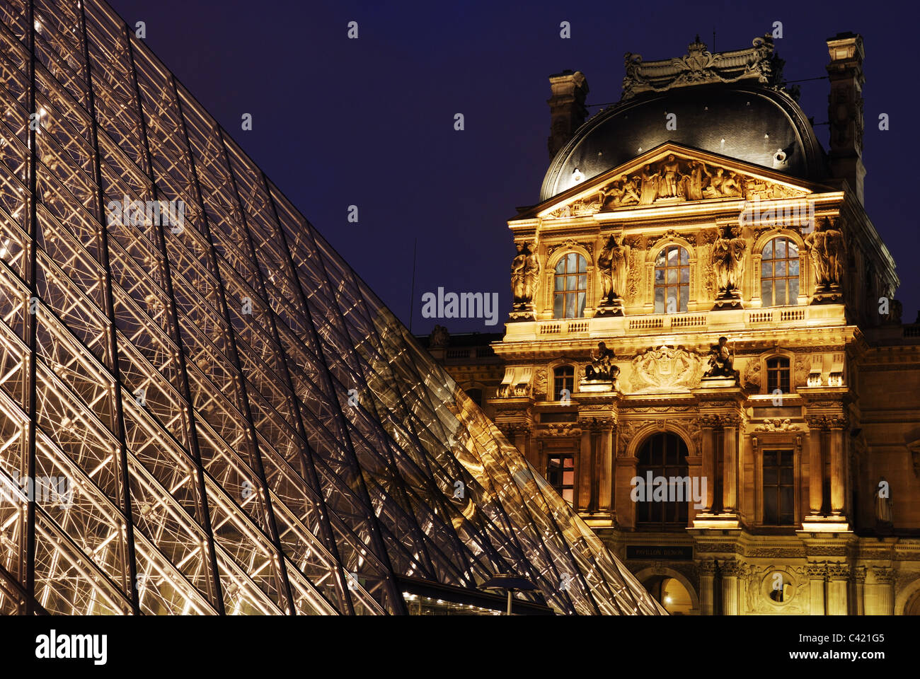 Das Louvre-Museum bei Nacht Stockfoto