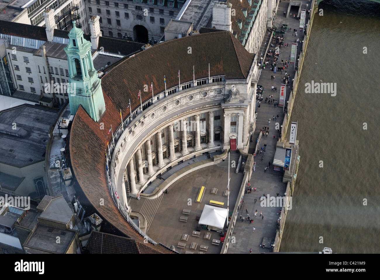 Luftaufnahme der County Hall und South Bank in Westminster. London. England. Vom London Eye aus gesehen. Stockfoto