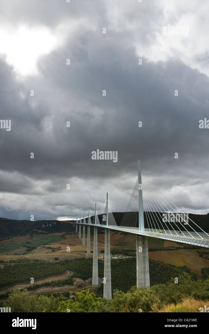 Le Viaduc de Millau (Viadukt von Millau), über das Tal des Flusses Tarn in der Nähe von Millau in Südfrankreich Stockfoto