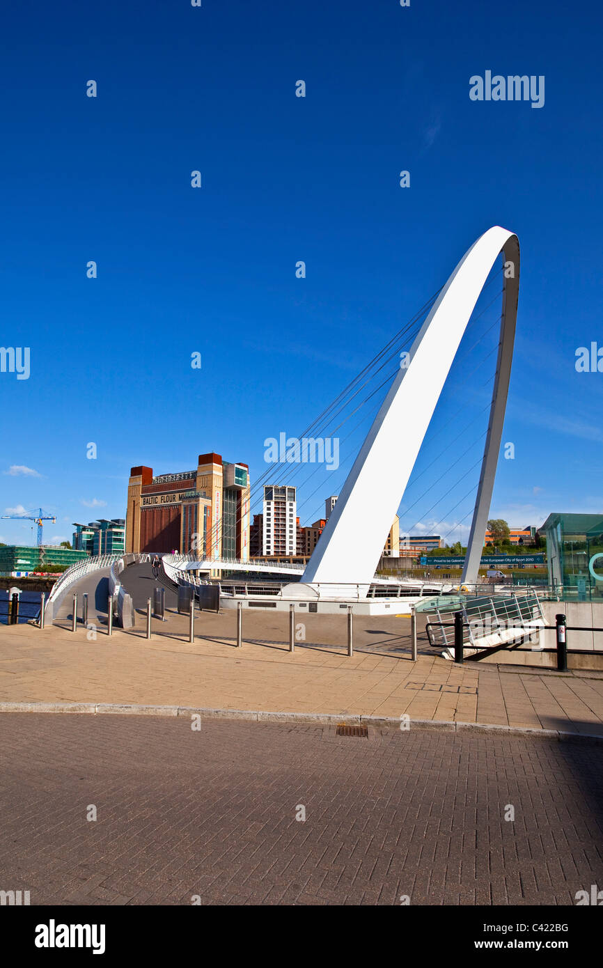 Die Millennium Bridge über den Fluss Tyne von Newcastle Gateshead Tyne und tragen UK Stockfoto