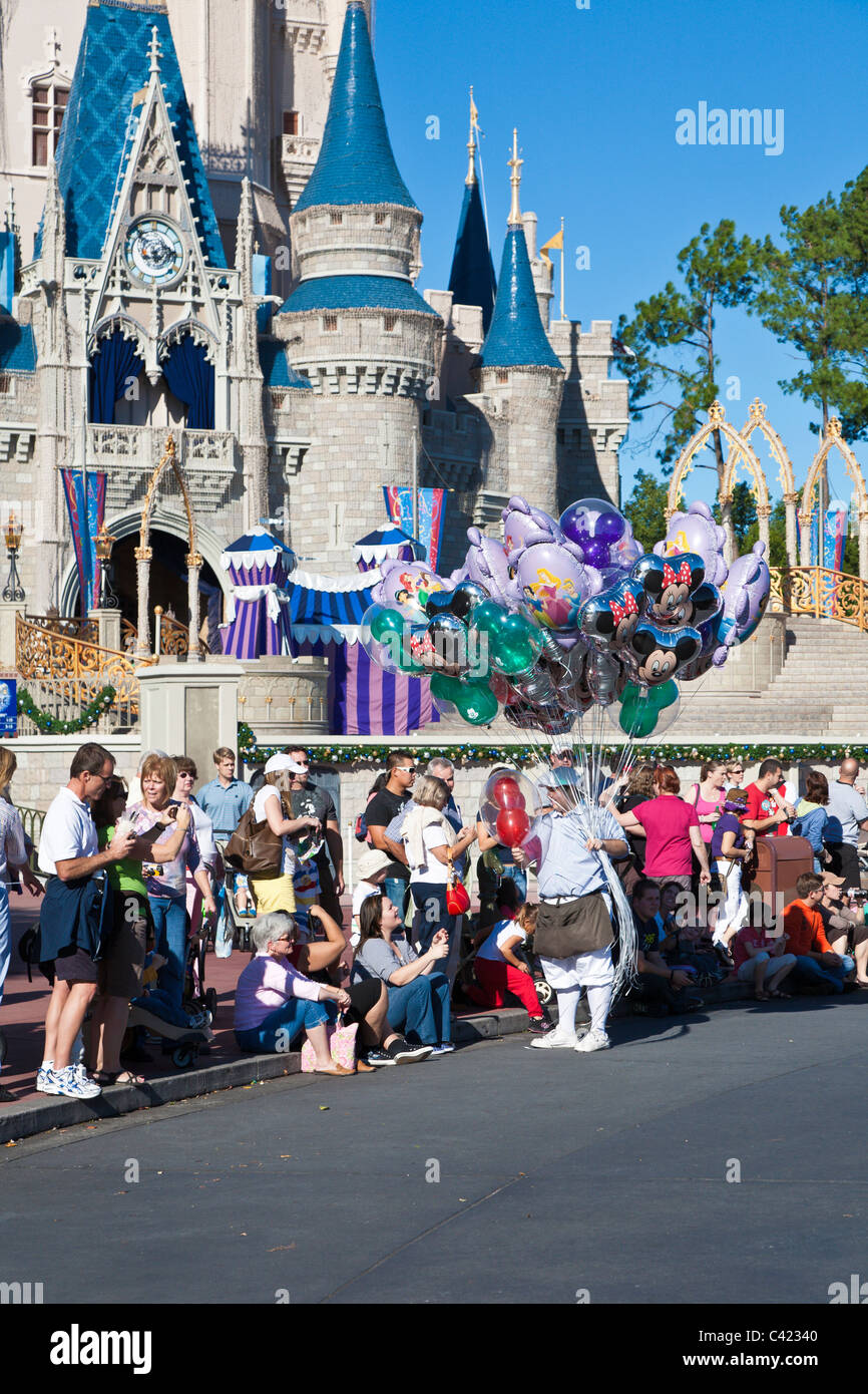 Ballonverkäufer verkauft Ballons vor Einer Dream Come True Parade im Magic Kingdom in Disney World, Kissimmee, Florida Stockfoto