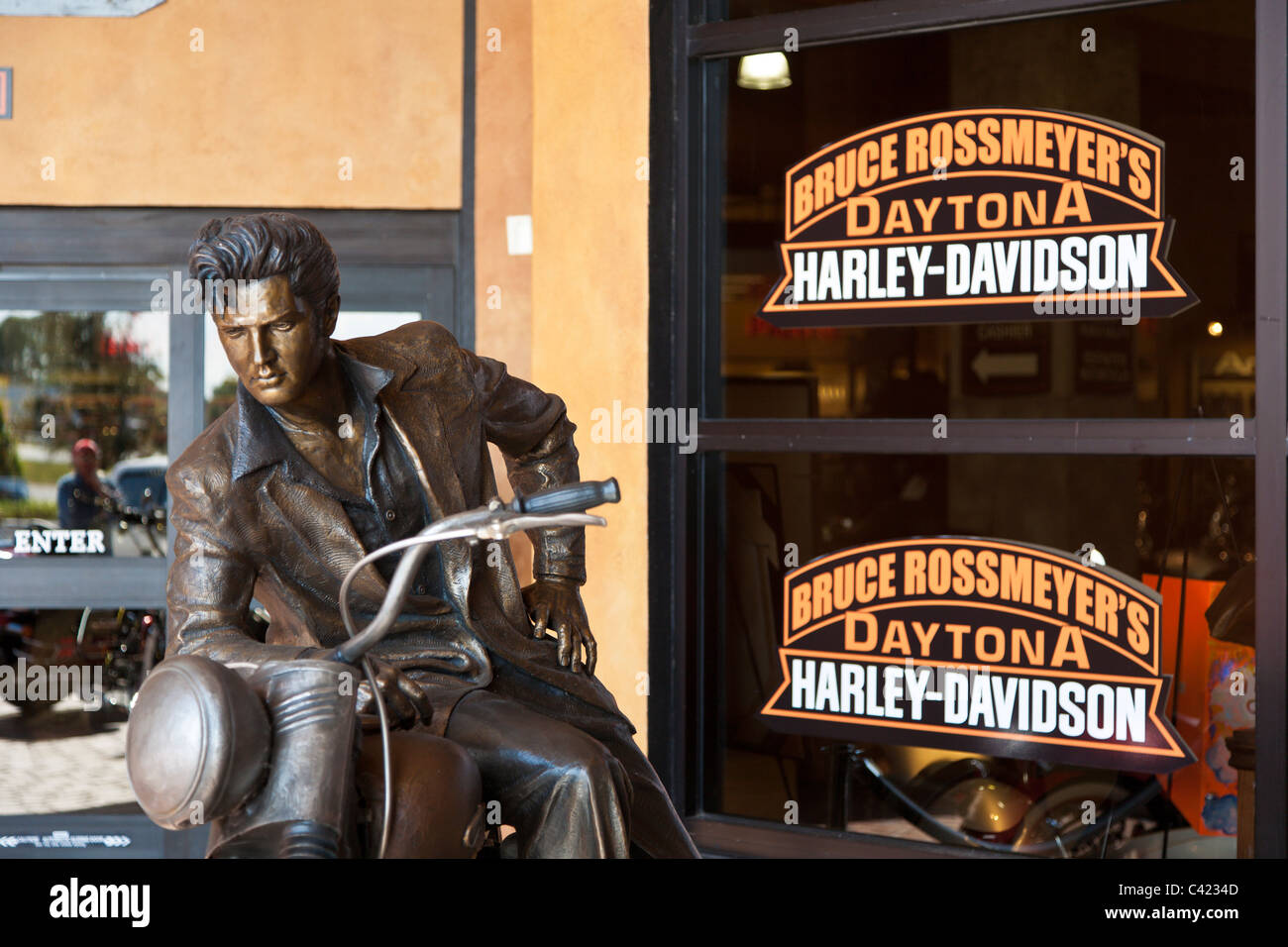Elvis Presley auf einer Motorrad-Bronze-Skulptur von Jeff Decker bei Harley-Davidson-Händler in Daytona, Florida, USA Stockfoto