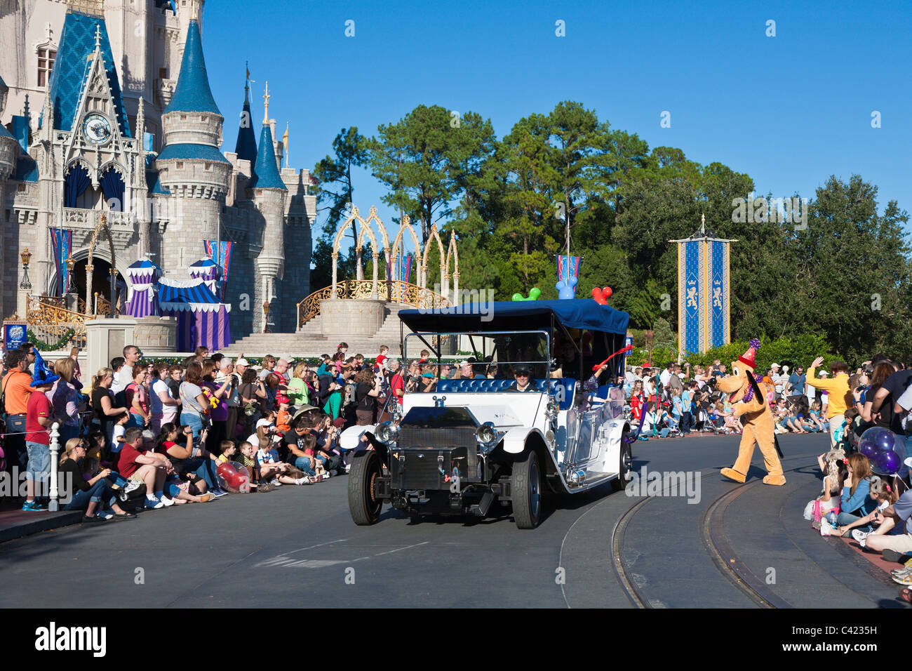 Goofy und ein antikes Auto in A Dream Come True Parade im Magic Kingdom in Disney World, Kissimmee, Florida Stockfoto