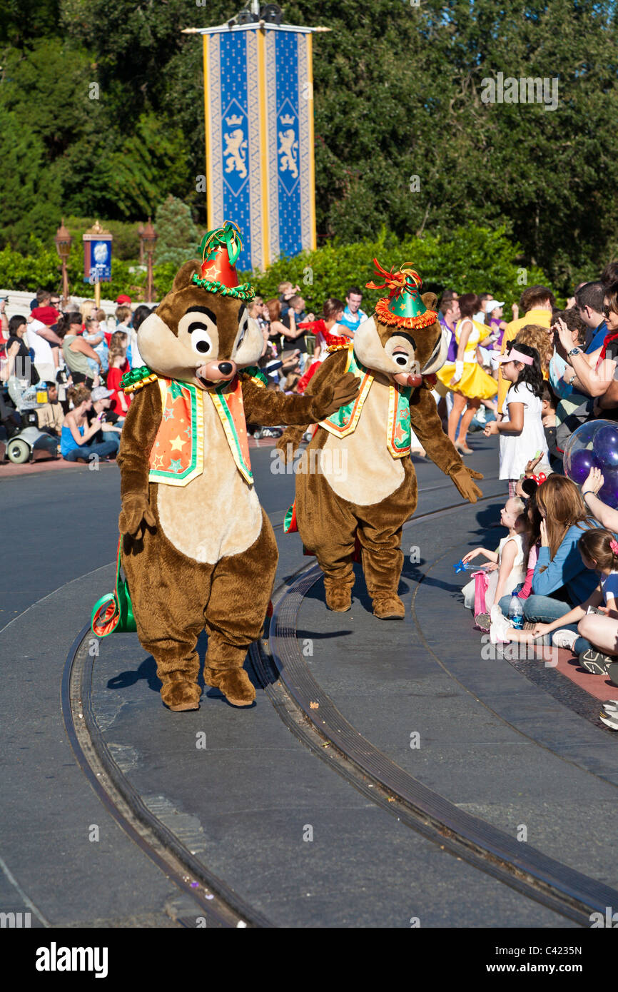 Disney-Figuren Chip und Dale grüßen Parkgäste während "A Dream Come True" Parade im Magic Kingdom in Disney World in Florida Stockfoto