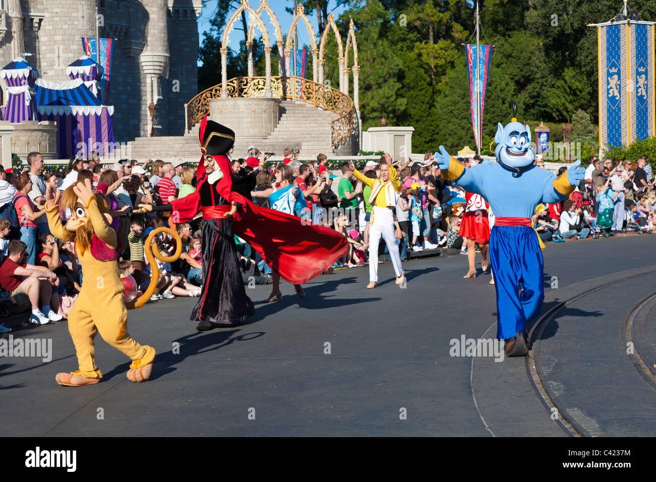 Aladdin Charaktere Genie und Jafar Walking in A Dream Come True Parade im Magic Kingdom in Disney World Stockfoto