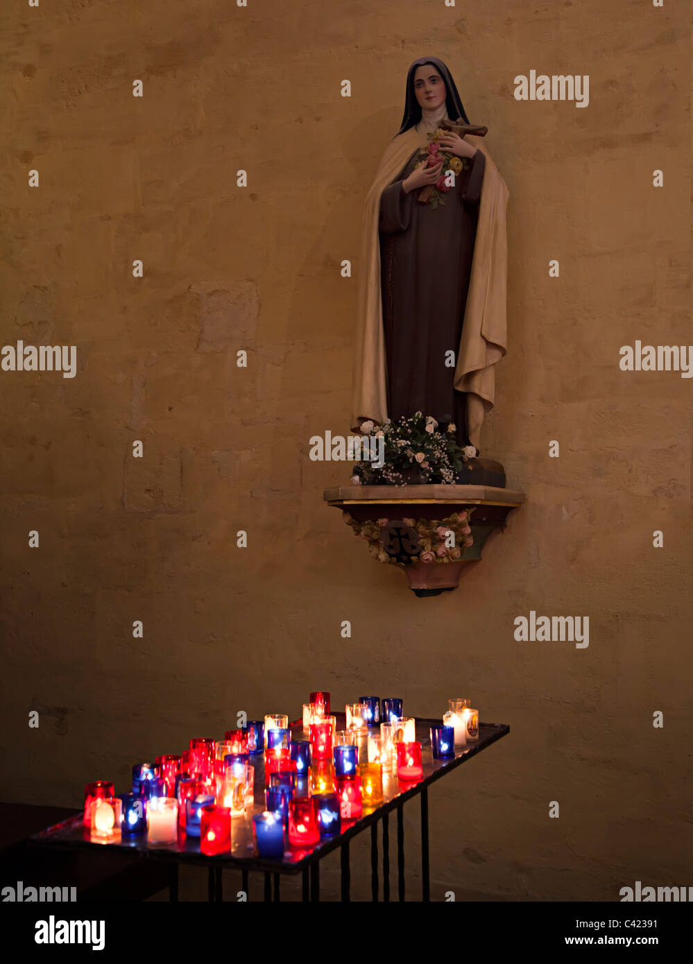 Brennenden Kerzen in römisch-katholische Kirche Sarlat la Caneda Dordogne Frankreich Stockfoto