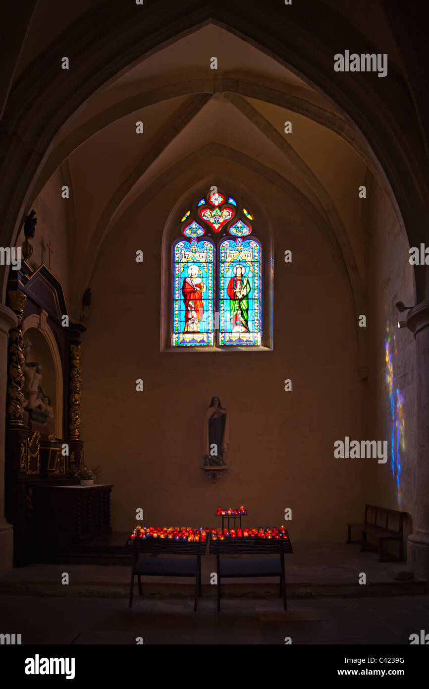 Kirchenfenster mit Reflexionen und Kerzen Sarlat la Caneda Dordogne Frankreich Stockfoto