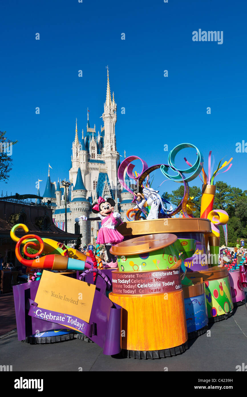 Mickey Mouse und Minnie Mouse auf einem Floß in A Dream Come True Parade im Magic Kingdom in Disney World, Kissimmee, Florida Stockfoto