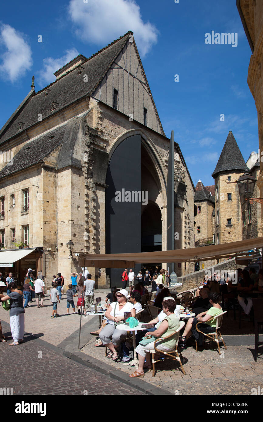Leute sitzen an Tischen im Freien im zentralen Quadrat Sarlat la Caneda Dordogne Frankreich Stockfoto