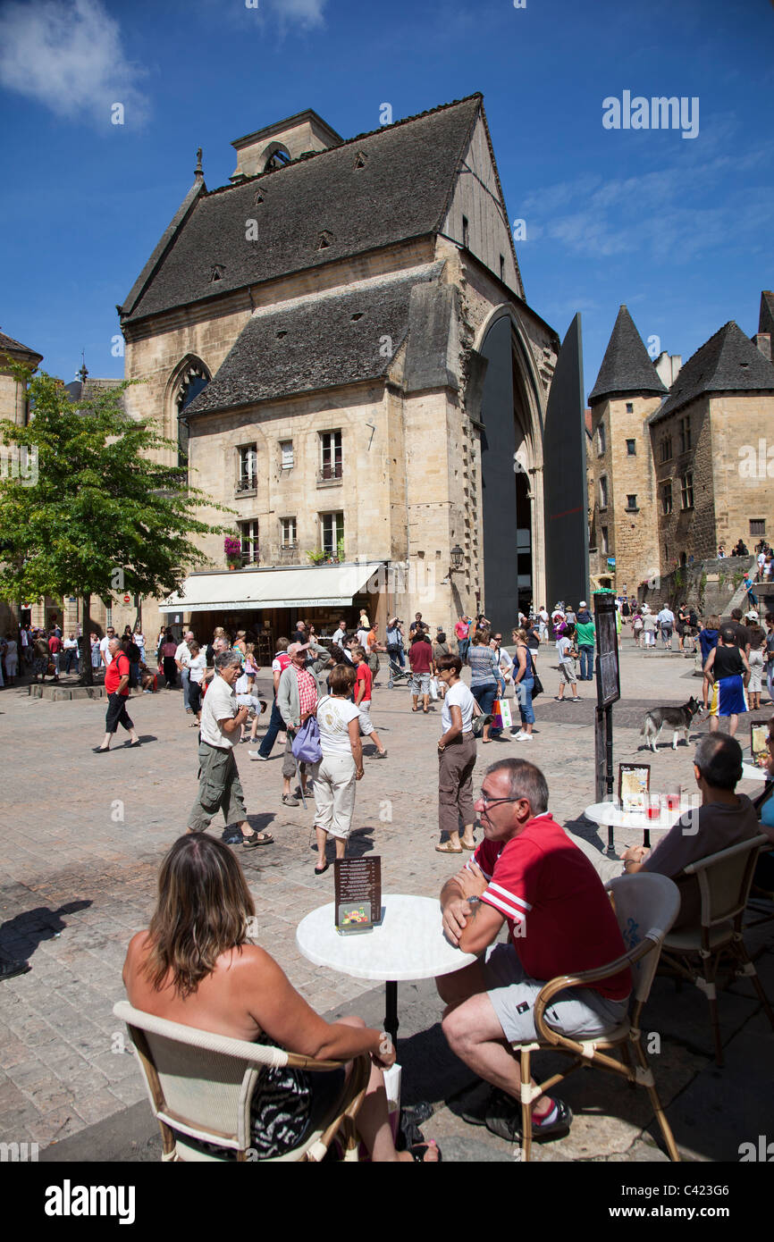 Leute sitzen an Tischen im Freien im zentralen Quadrat Sarlat la Caneda Dordogne Frankreich Stockfoto