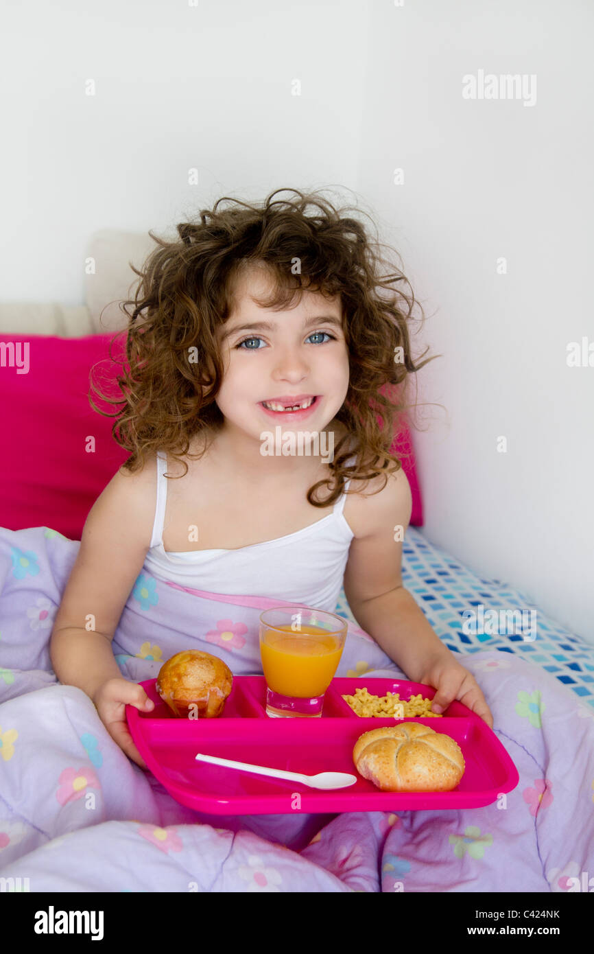 Erwachen-Bett Frühstück Brünette Kinder Mädchen zerzaustes Haar Stockfoto