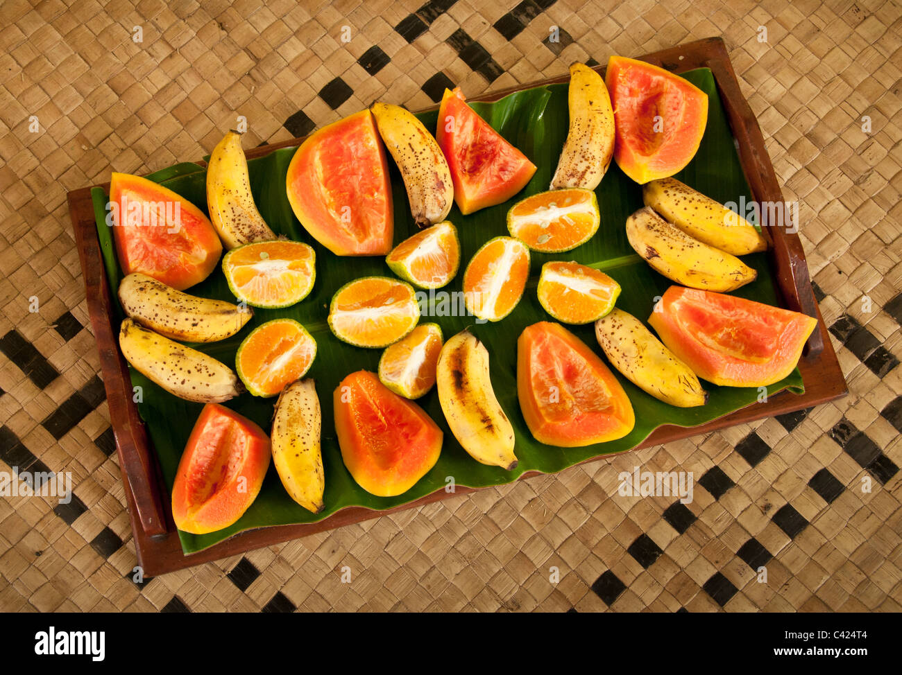 Bananen, Papaya und Orangen auf Obstteller am Bulous Eco Lodge, Navala Dorf Insel Viti Levu, Fidschi. Stockfoto
