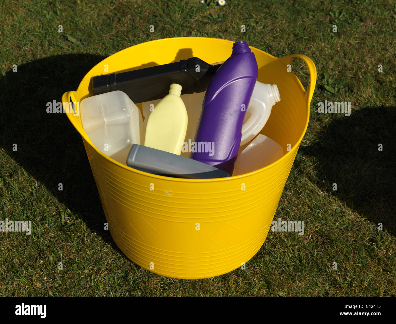 Eine Sammlung von High-Density-Polyethylen (HDPE) Kunststoffe In gelben Korb Stockfoto