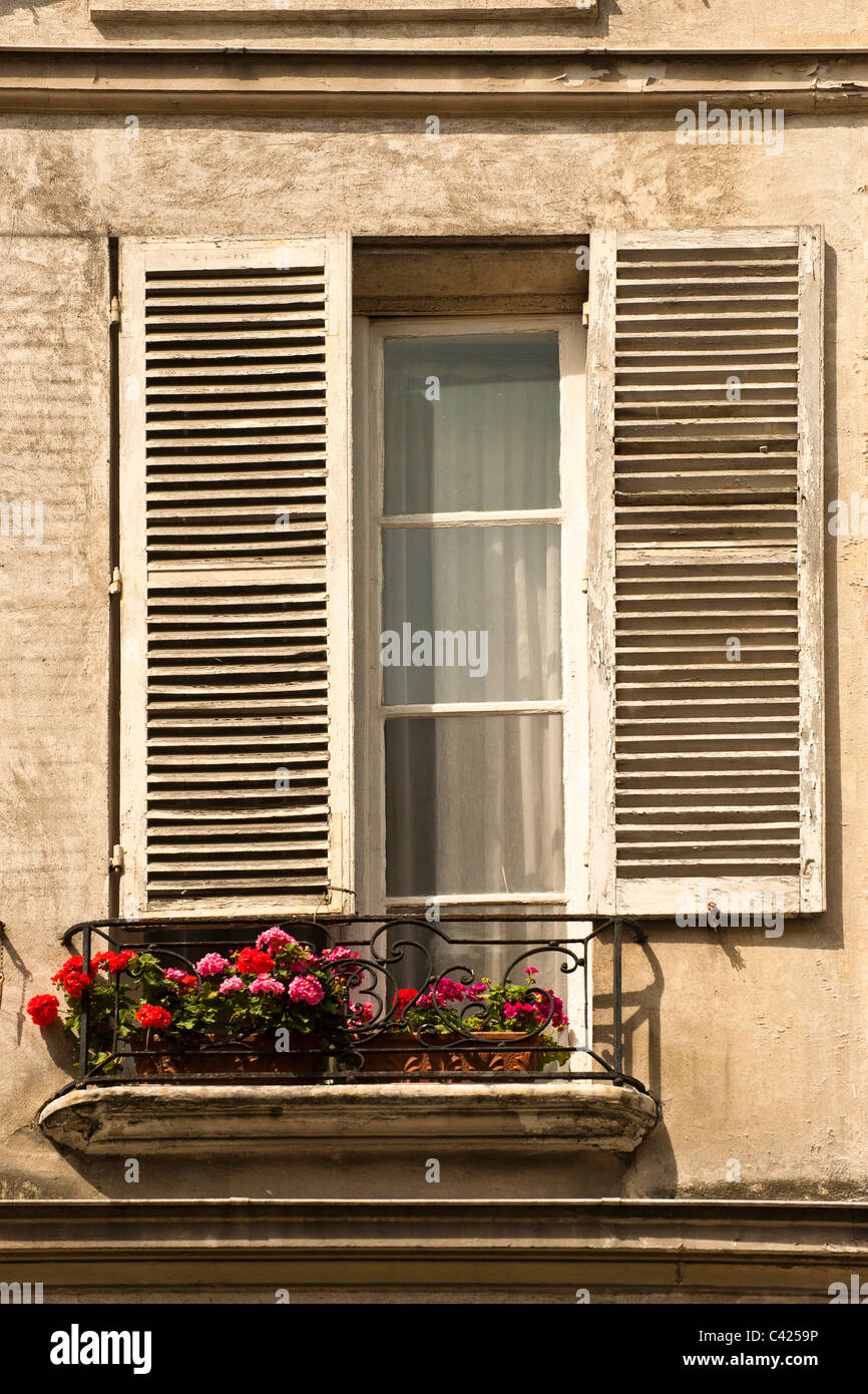 Offene Fensterläden und Fensterladen im Viertel Le Marais in Paris, Frankreich Stockfoto