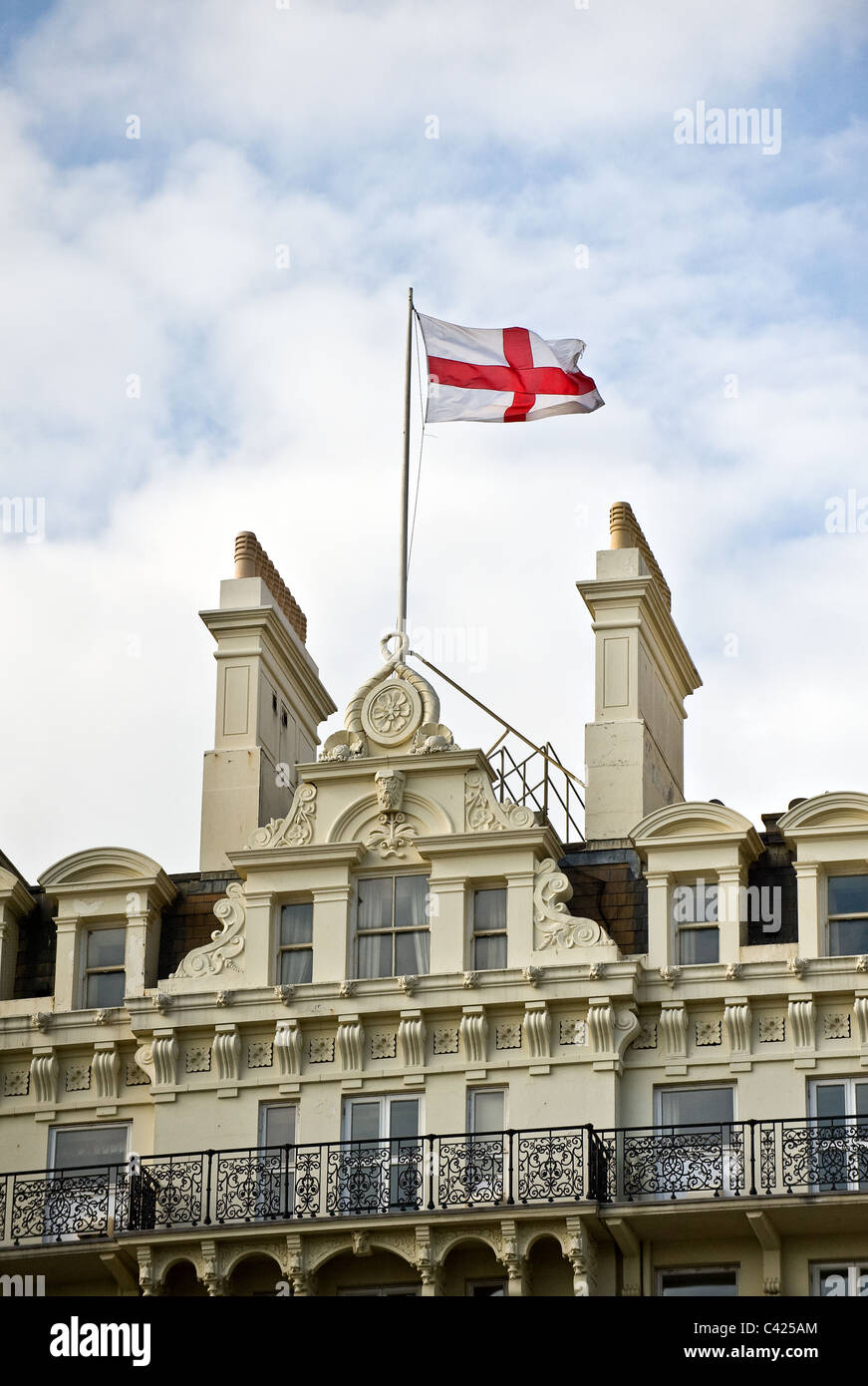 Th-Kreuz des St. George Flagge über dem Grand Hotel in Brighton Stockfoto