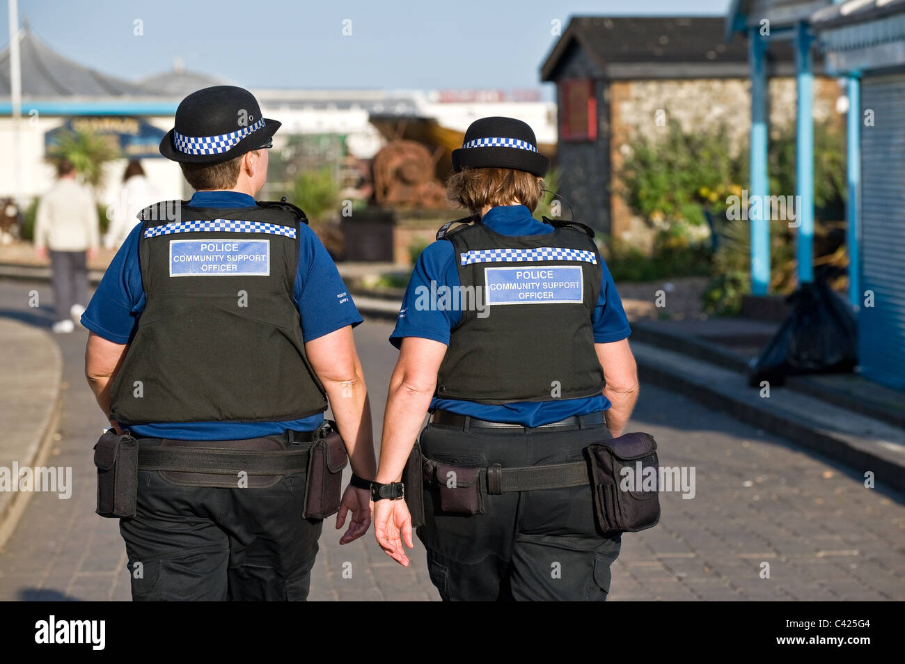 Zwei weibliche Polizeibeamte patrouillieren an der Küste von Brighton in East Sussex im Vereinigten Königreich. Stockfoto