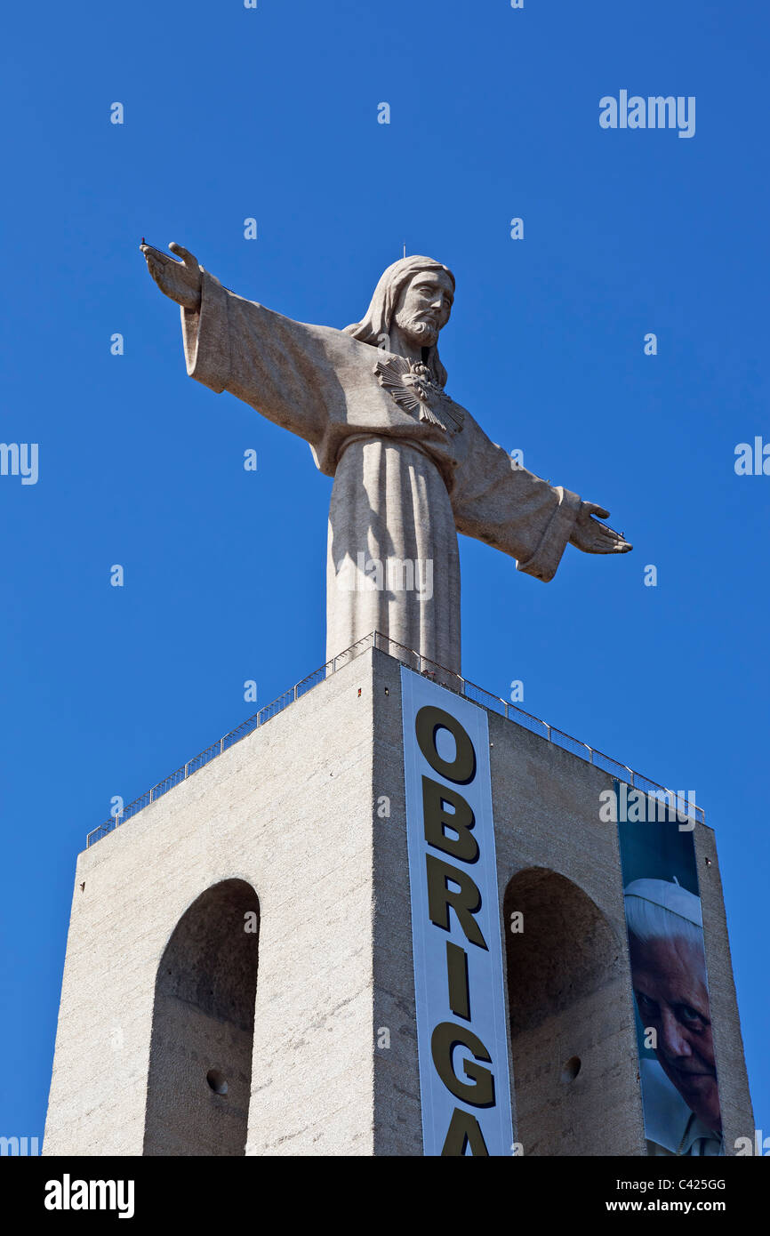 Cristo-Rei Heiligtum (katholisch) in Almada / Lissabon. Das Banner dankt Papst Papst Benedict XVI seines Besuchs in Portugal im Mai 2010. Stockfoto
