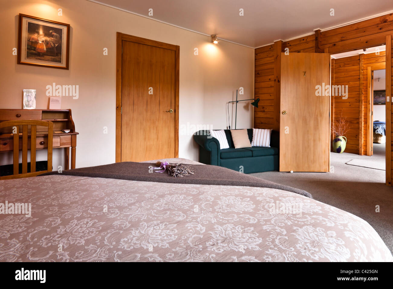 Schöne warme Schlafzimmer Innenraum der Mountain Lodge. Fox Glacier Lodge, Fox Glacier, West Coast, Südinsel, Neuseeland. Stockfoto