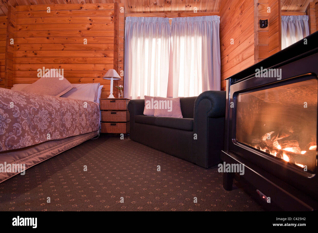 Schöne warme Einrichtung Mountain Lodge Wohnung mit Kamin. Stockfoto