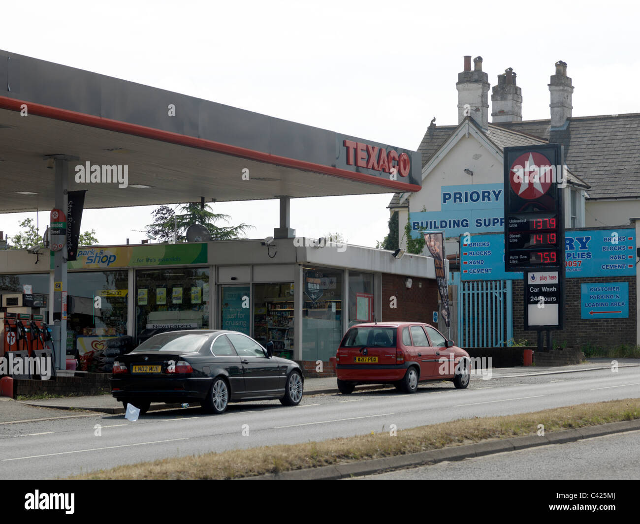24 Stunden Tankstelle In Der Nähe Offene tankstelle -Fotos und -Bildmaterial in hoher Auflösung - Seite 2