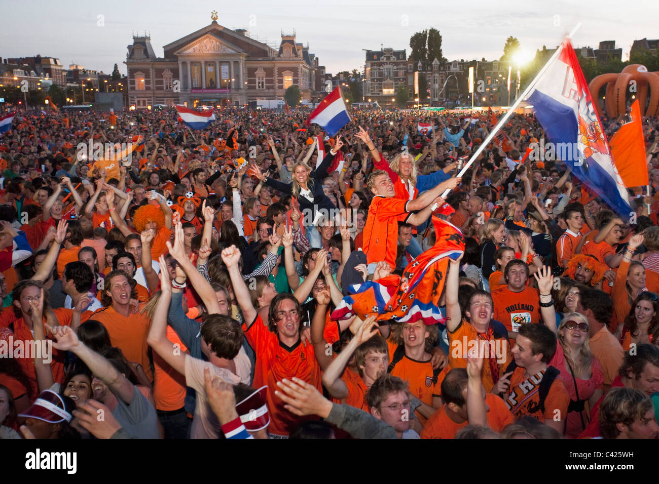 Semi final Uruguay - Niederlande, 6. Juli 2010. Über 50,000 Fans versammeln. Nach dem Sieg feiern. Stockfoto