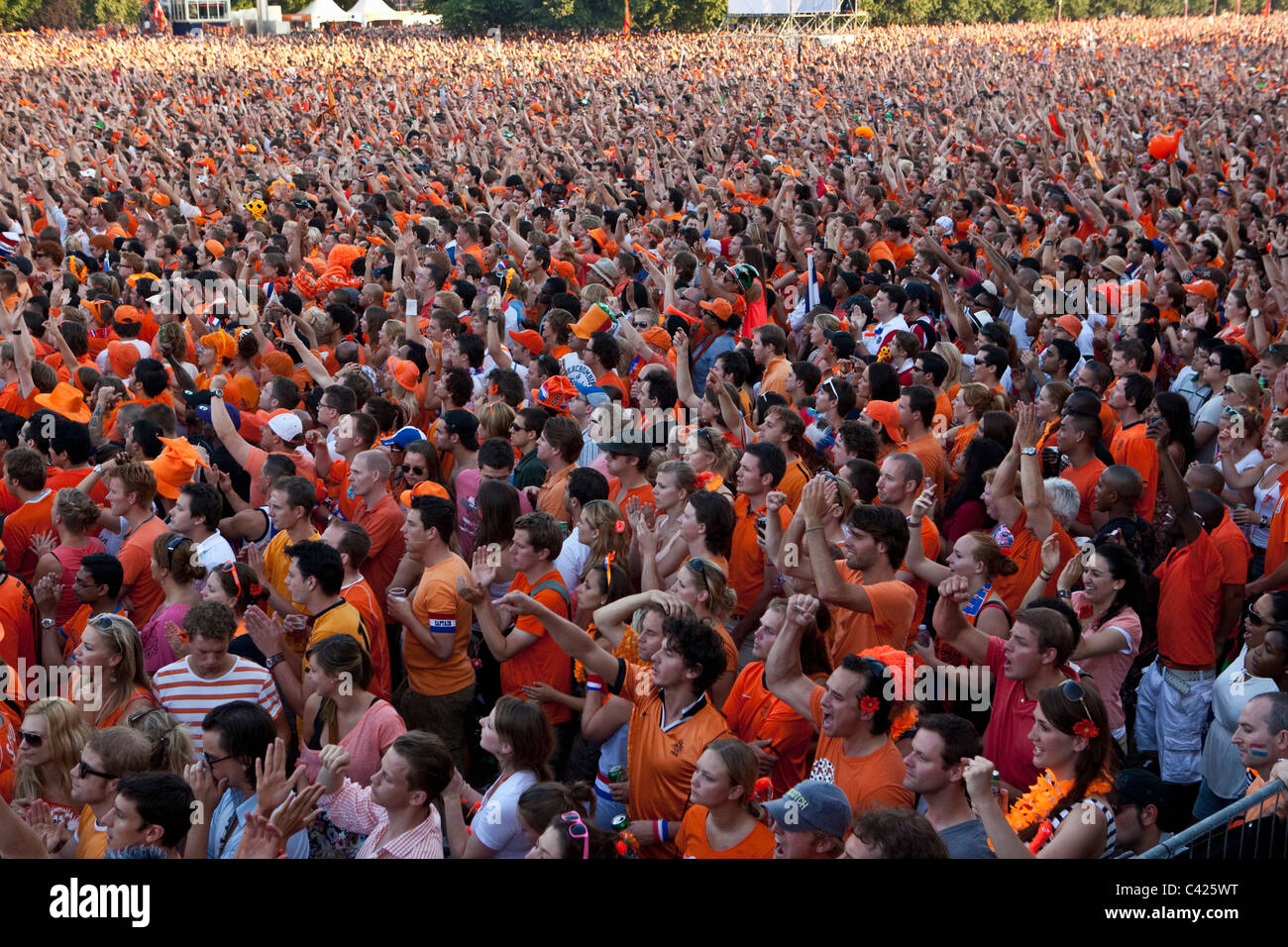 6 Juli. Finale Niederlande - Spanien. 180,000 Unterstützer versammeln, vor allem in nationalen Farbe Orange gekleidet. Stockfoto