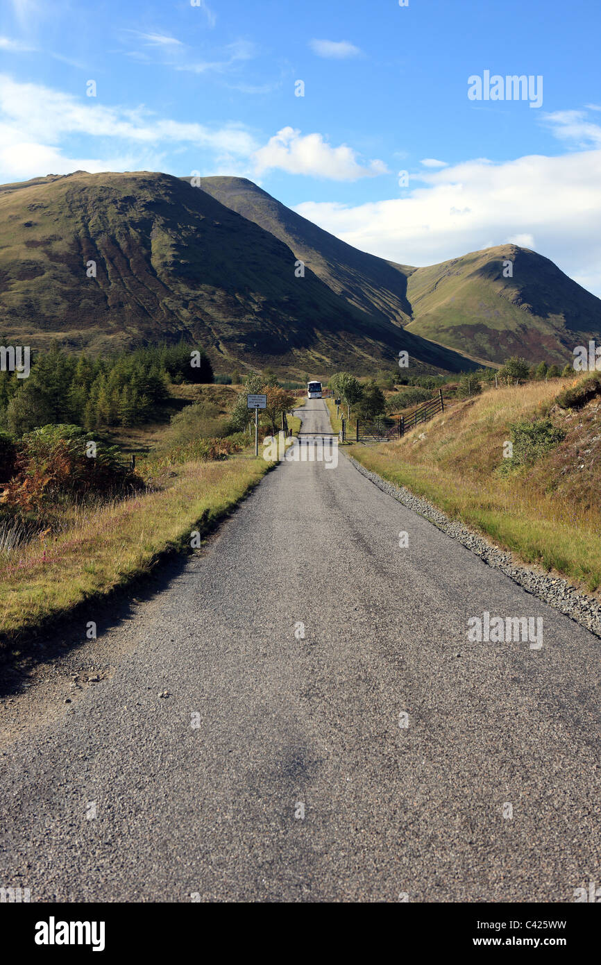 Einspurigen Straße A849 auf der Isle of Mull mit den Hängen des Beinn Talaidh im Hintergrund Stockfoto