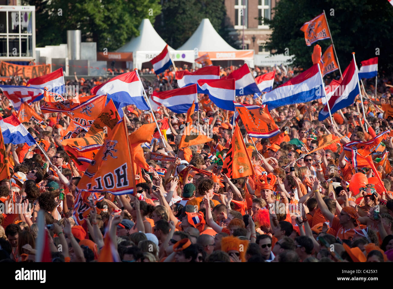 6 Juli. Finale Niederlande - Spanien. 180,000 Unterstützer versammeln, vor allem in nationalen Farbe Orange gekleidet. Stockfoto