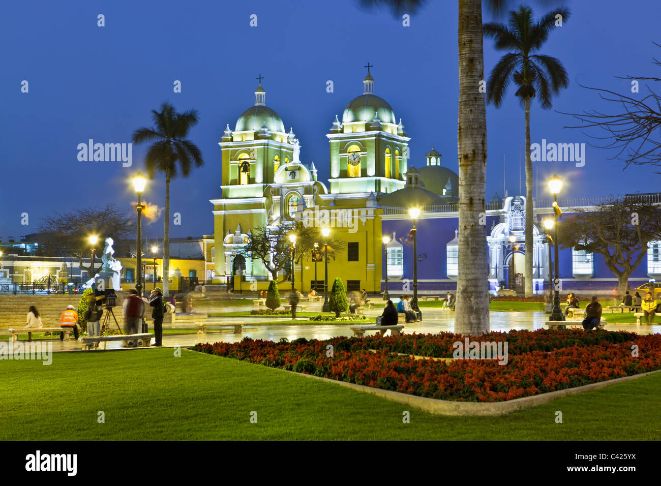 Peru, Trujillo, Plaza de Armas, Kathedrale, Dämmerung. Stockfoto