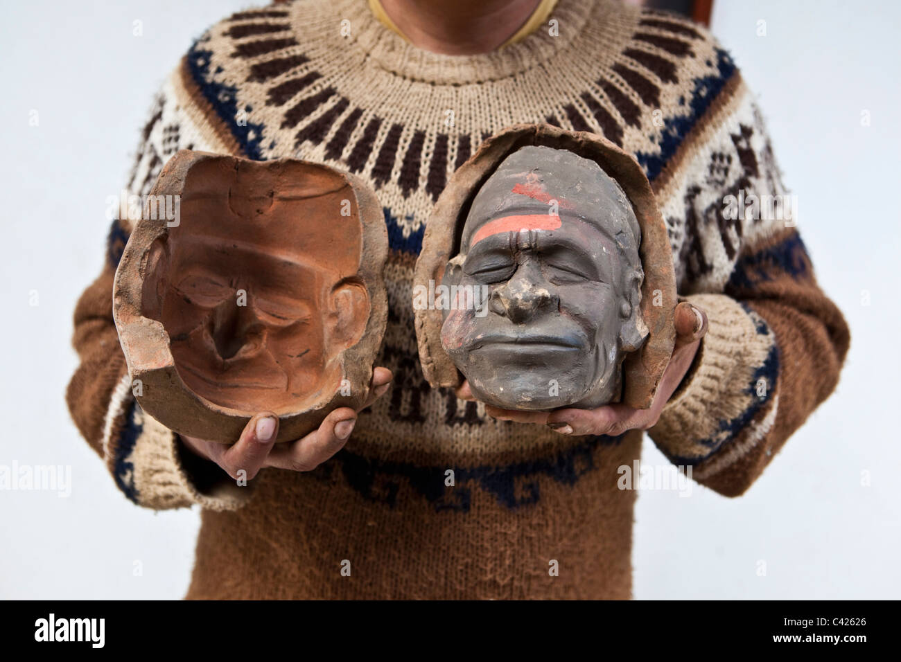 Peru, Trujillo, Nachbau von Schimmel aus der Moche-Kultur, etwa zwischen 200 und 850 n. Chr. zeigt Porträt des Menschen Kauen von Coca-Blättern Stockfoto