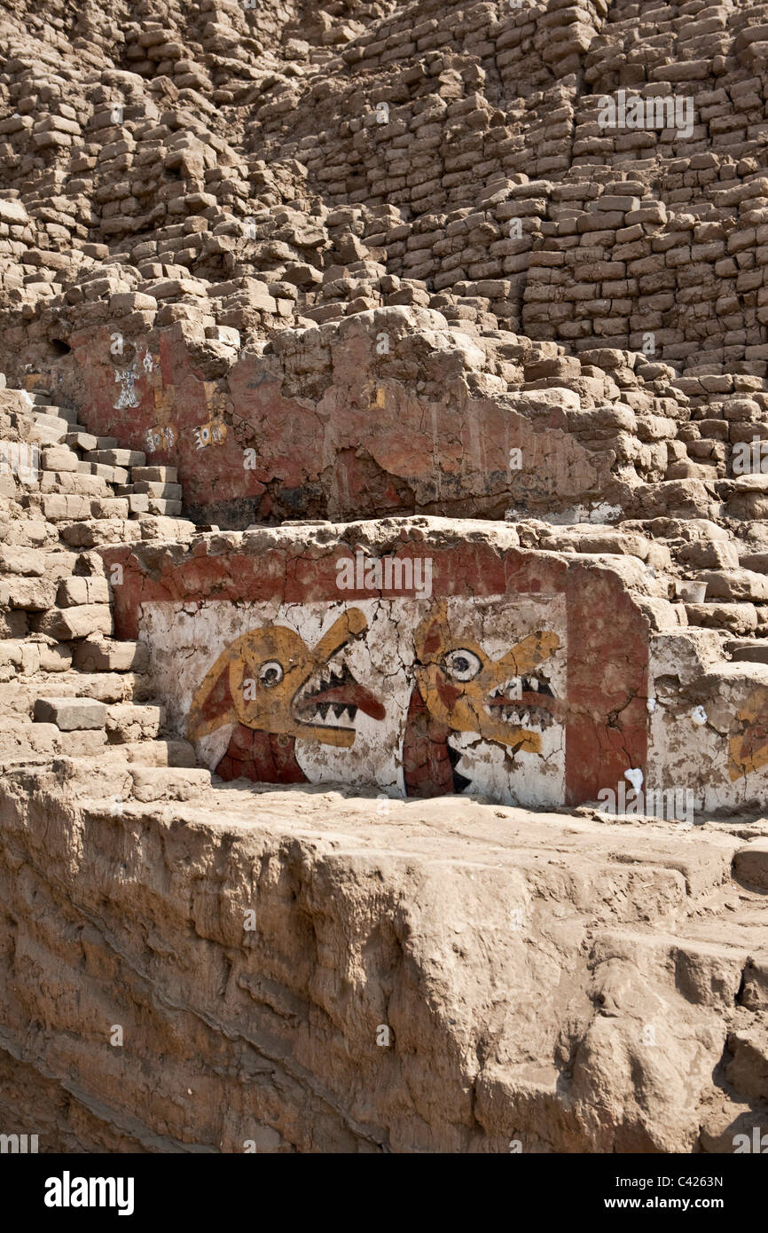 Ausgrabung, Konservierung und Restaurierung von Reliefs und Wandmalereien. Katzen-Motiv. Stockfoto