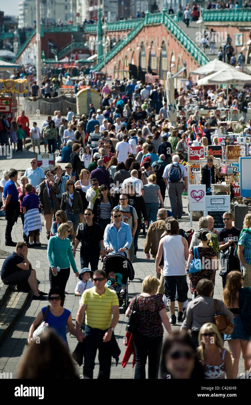 Massen von Menschen, die Brighton Strandpromenade entlang. Stockfoto