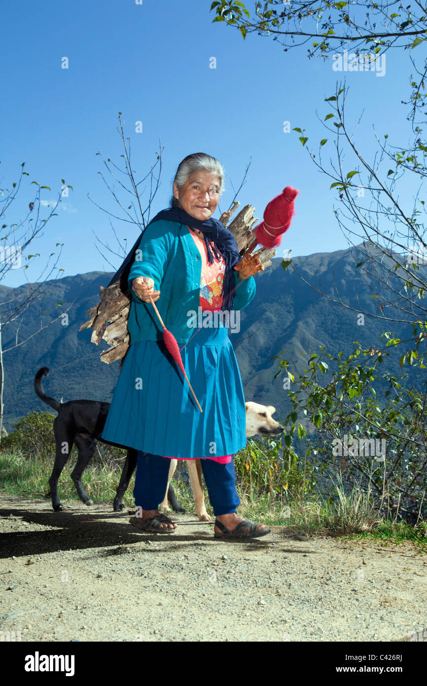 Chachapoyas, Peru indischen alte Spinnerei Thread, während des Gehens. Stockfoto