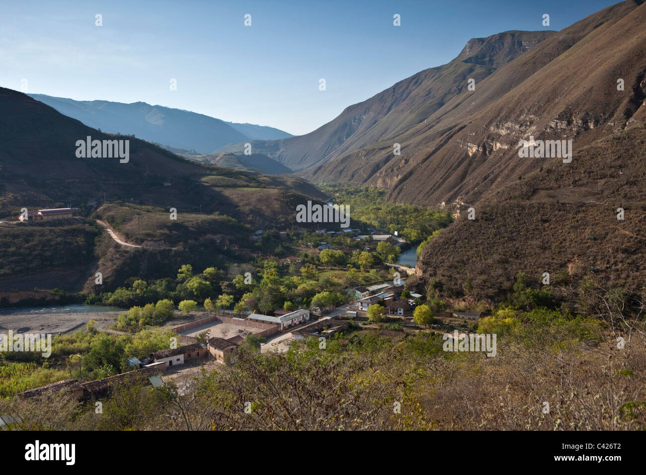 Peru, Panoramablick über Weiler in der Nähe von Chachapoyas. Stockfoto