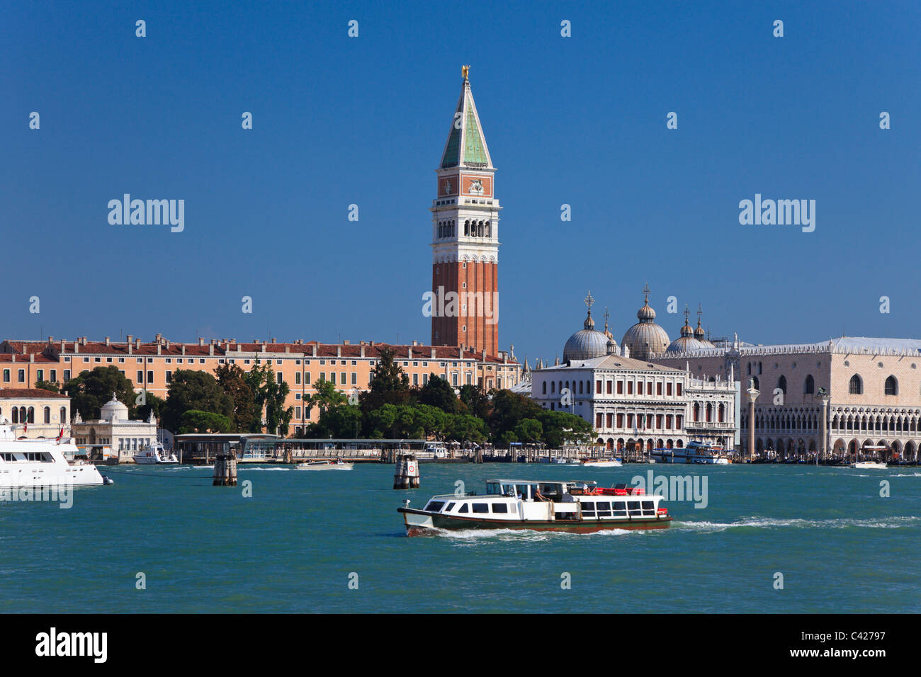 Blick vom Meer auf Campanile San Marco und der Dogenpalast, Venedig, Italien Stockfoto