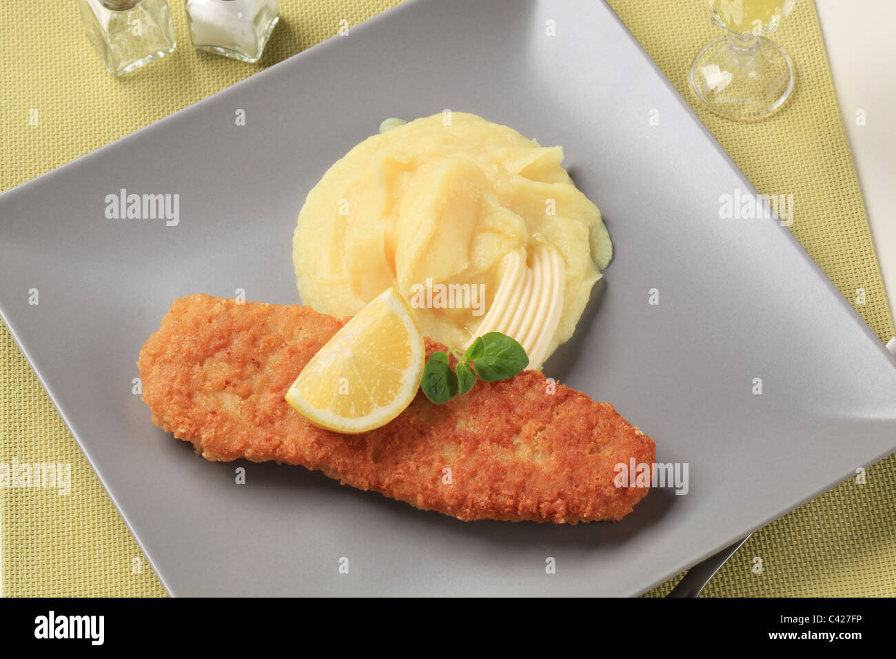 Paniertes Fischfilet und Stampfkartoffeln - Nahaufnahme Stockfotografie ...