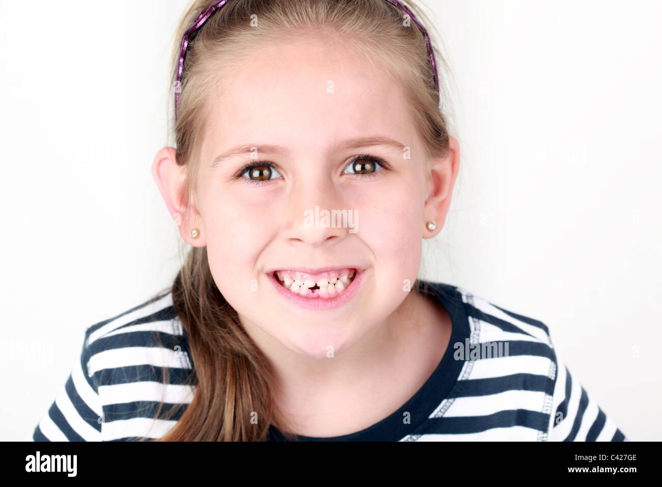Glückliches Mädchen mit ihrem ersten fehlenden Zahn Stockfoto